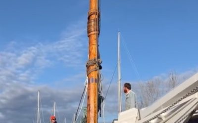Skipjack Nathan of Dorchester volunteers install new mast at Richardson Maritime Museum
